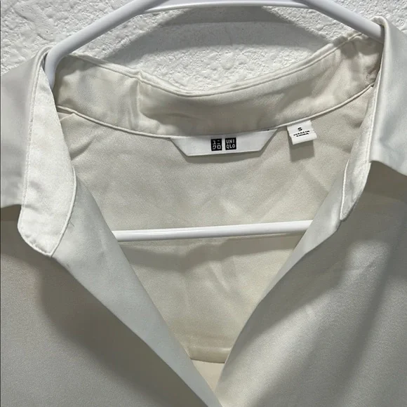 Uniqlo Elegant Cream Button-Up Blouse - Picture 4 of 7